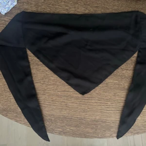 Svart Scarftop från Gina  - Svart scarftop. Knappt använd! Har klipp av tvättlappen då den syntes men annars fint skick. Storlek xs/s. Kom gärna med prisförslag🫶🏻