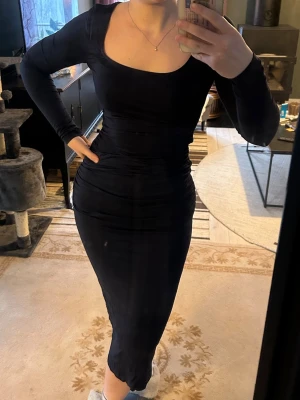 Långklänning  - Soft touch kollektionen från Gina tricot med scrunch i sidorna. Mycket bra skick 