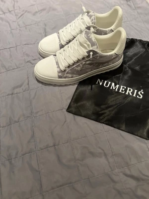  skor från Numeris - Snygga skor från numeris som passar till allt. Skorna är helt nya och aldrig andvända, säljer för dom passa inte mig. Boxen har jag tyvärr slängt men man får med ett par extra vita sko snören och dust bag. Pris kan diskuteras vid snabb affär!😊