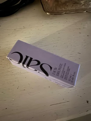 Saie Dew Bronze flytande bronzer - Produkten ger en naturlig solkysst look och kommer i en brun nyans. Helt oanvänd oöppnad bronzer från saie, jag säljer den eftersom jag köpte fel färg och det inte gick att skicka tillbaka den