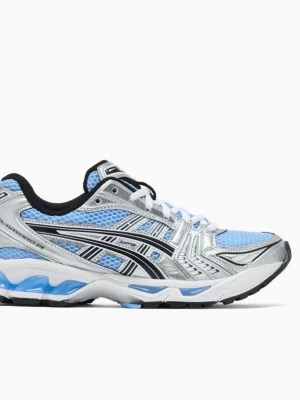 Asics Gel-Kayano 14 blå/silver sneakers - Snygga Asics Gel shine sneakers i blått och silver med svarta detaljer. Ovandelen är i mesh och syntet för bra andningsförmåga landar på en chunky vit och blå sula. Klassisk Asics-logga på sidan och vita skosnören. Perfekta för dig som gillar retrovibbar och sportigyinspirerad stil.