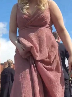 Glittrig rosa långklänning omlott - Säljer min fina balklänning från bubbleroom, passar både storlek M/L,den är ganska stretchig överallt.Fin lite mörkare rosa färg💕(lite svårt att få färgen på bild)Med jättefint glitter i som inte blir för mycket när man väl har på sig den.Använd en gång då det var min balklänning💗betalar ej frakt 