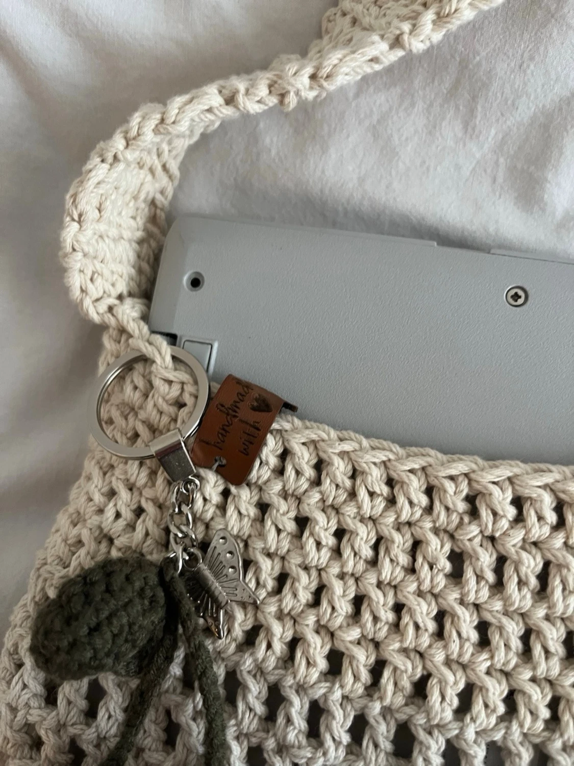 Handvirkad beige shoppingväska