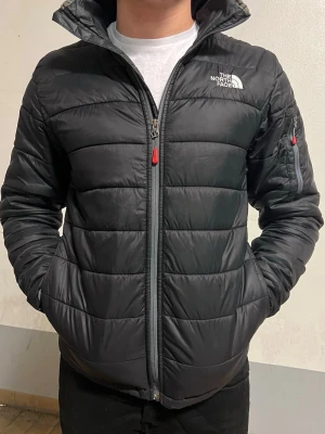 The North Face, Jacka - Svart The North Face jacka för män.  Jackan har en liten skada på höger armen som är väldigt dold och syns ej vid användning, annars är allt i bra skick. Hör av dig vid intresse/frågor. PRIS KAN DISKUTERAS!