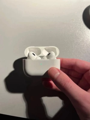 Apple AirPods Pro med laddningsetui - Säljer ett par vita Apple AirPods Pro med trådlöst laddningsetui. Snygg och kompakt design i blank plast, perfekt för dig som vill ha grymt ljud och brusreducering. Smidiga att ta med överallt och passar till både iPhone och andra enheter med Bluetooth.