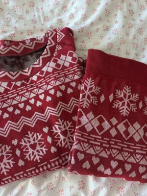 Rusta underställ  - Rött jul underställ från Rusta i storlek M/L, knappt använt 