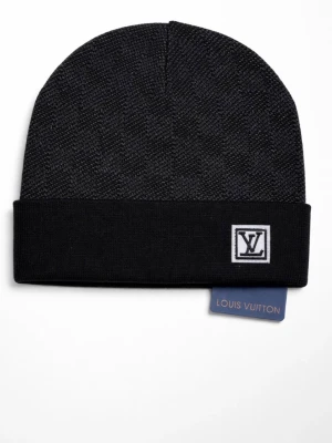 Svart mössa  - Snygg svart mössa  med diskret rutmönster och uppvikt kant. Märkets ikoniska logga sitter framtill på en vit patch. Perfekt accessoar för att lyfta din streetstyle. Materialet känns mjukt och lyxigt.