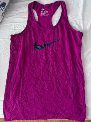 Lila sport-linne från Nike - Ganska lång och stor i storleken. Använt ett fåtal gånger