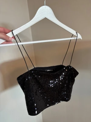 Oanvänd Svart paljett-topp från ginatricot stl S - Oanvänd svart topp stl S. Oanvänd men lapp saknas 