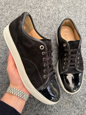 Lanvin uk9  - Säljer dessa sjukt feta lanvins! De är svarta! Uk9 som motsvarar 43-44! Skick 7,5/10 som bilderna! Nypris 5000kr mitt pris 1799 vid snabb affär går ja ner i pris! 🤩