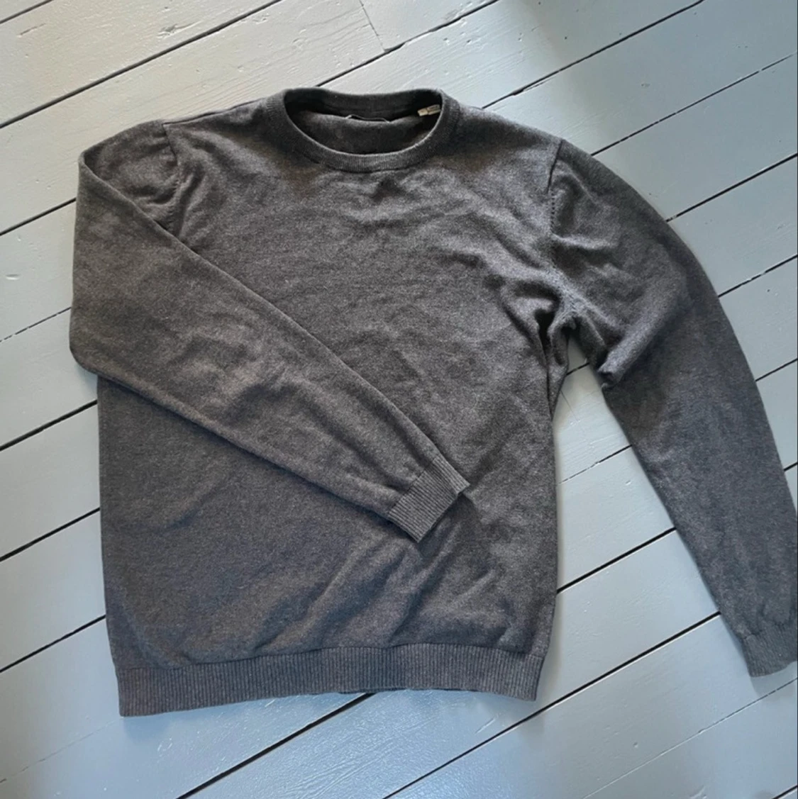 Mörkgrå stickad tröja