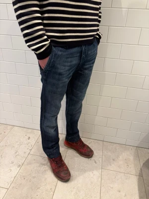 Diesel Jeans - Säljer ett par mörkblå plain Diesel jeans med sköna avslappnade fickor. Hör av er vid frågor!!😁