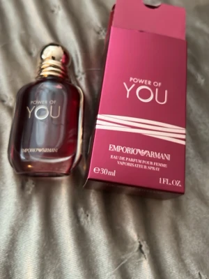Emporio Armani Power of You parfym - Emporio Armani Power of You Eau de Parfum för henne i en elegant, mörkröd glasflaska med gulddetaljer. Flaskan rymmer 30 ml och kommer med matchande röd förpackning. Doften är feminin och modern, perfekt för dig som vill sticka ut.
