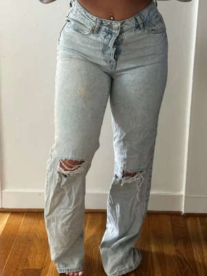 Ljusblå ripped jeans med raka ben - Dom är lite skrynkliga eftersom de legat i en flyttkartong men de går bort direkt efter man tvättat 