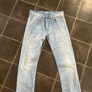 Ljusblå jeans från Replay W31/L32 - Säljer ett par ljusblå jeans från Replay med storleken W31/L32 och modellen Jennon. Väldigt fint skick. Postar inom 1-2 dagar. Rökfritt hem.