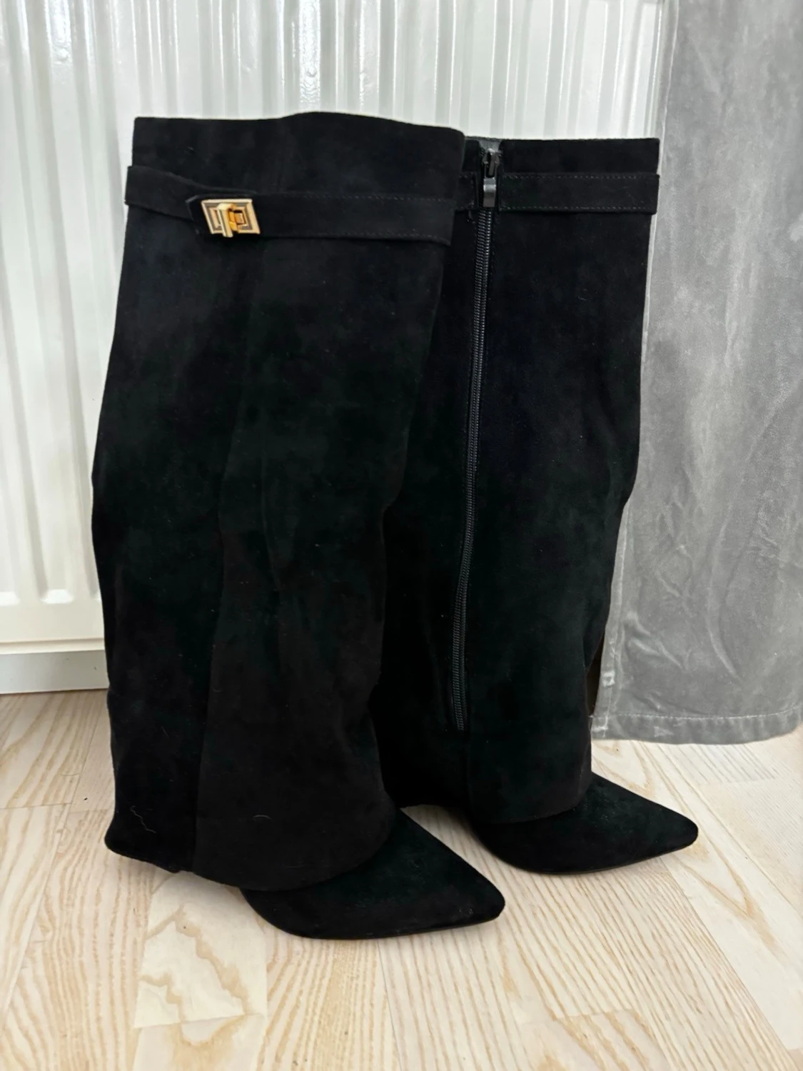 Svarta mockastövlar med gulddetalj