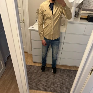 Beige skjorta från Ralph Lauren - Snygg beige skjorta från Ralph Lauren, slim fit storlek S!! 🙌