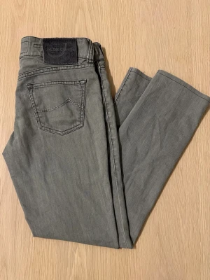 Jacob cohën - Jacob cohën,  Kvalitets jeans från Italien. Mycket bra skick. Längd 94 cm och midja 40. Passar S och xs