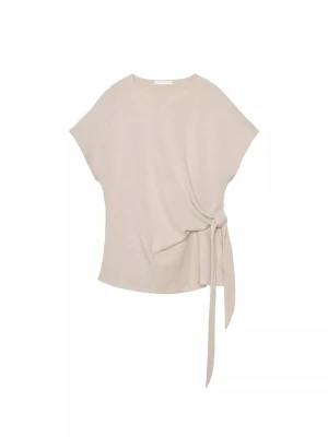Beige topp med knyt i sidan - Stilren beige topp med korta ärmar och snygg knytning i sidan. sopass loose fit och rund halsringning. Perfekt att matcha med jeans eller kjol för en clean look.