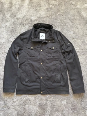 J. Lindeberg jacka - Svart J. Lindeberg jacka som har använts ett tag men är i bra skick. Den mest eftertraktade modellen med nypris på 3500 kr