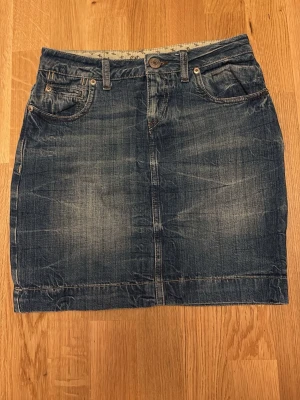 Blå jeanskjol från s.Oliver - Assss snygg blå jeanskjol från s.Oliver. Low waist kort kjol. Perfekt för den kommande sommaren. Det står M men passar bättre som S. 36cm tvärs över❤️❤️❤️❤️