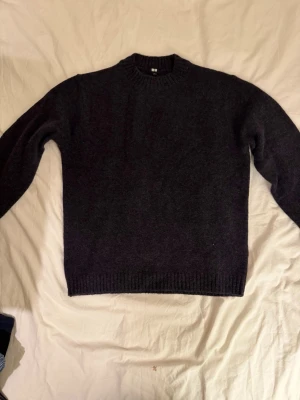 Mörkgrå stickad tröja från Uniqlo - Säljer en enkel och stilren mörkgrå stickad tröja från Uniqlo. 