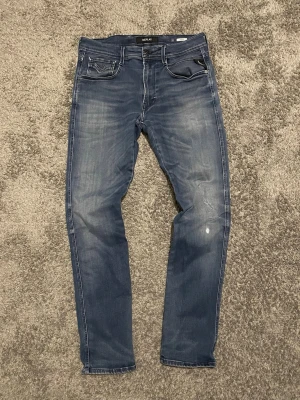 Replay Anbass Jeans - Replay Anbass Jeans i bra skick 👏 | Storlek W31 L32 📏 | Två små defekter vid baksida (bild 3) | Vid frågor eller diskussion om pris är det bara att skriva ✍️ | Frakt inom 48h 📦