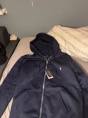 Ralph lauren zip hoodie - En helt ny Ralph lauren zip hoodie. Storlek: S men passar även M utmärkt