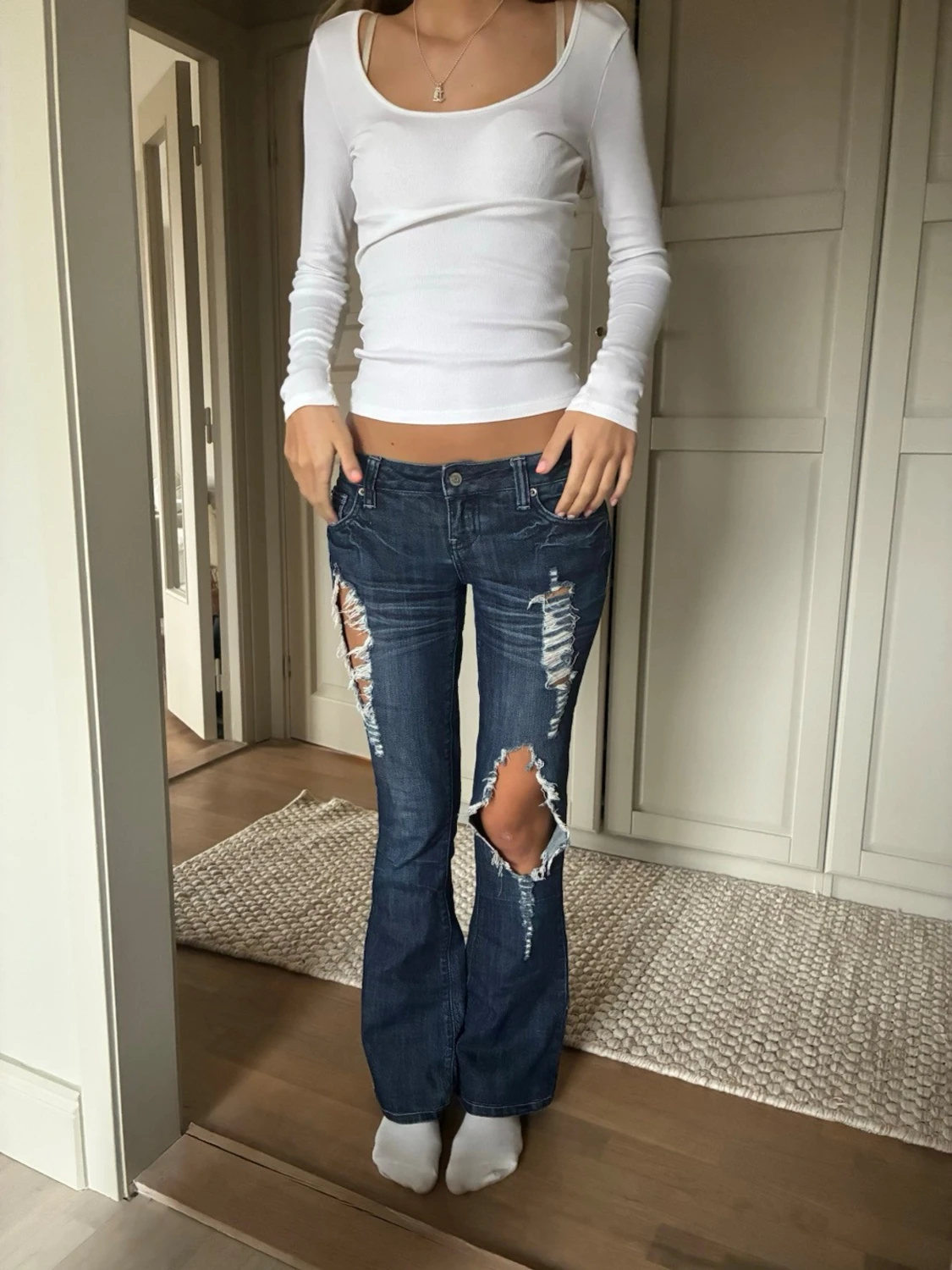 Mörkblå slitna bootcut jeans