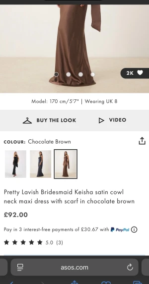Brun satinklänning från Pretty Lavish - Elegant långklänning i chokladbrun satin från Pretty Lavish. Klänningen har även en lång scarfdetalj. Perfekt för dig som vill ha en stilren och lyxig look!