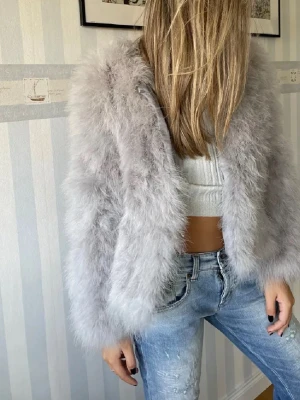 Mörkgrå fluffig pälsjacka - Jättesnygg mörkgrå pälsjacka, första och sista bilden är lånad❤️ är i väldigt fint skick❤️