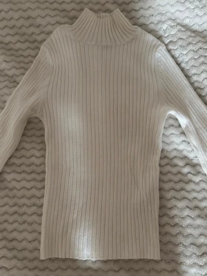 Polotröja - Fin ribbstickad polotröja i storlek XS & köpt på stradivarius. Inte använts. 💓💓💓