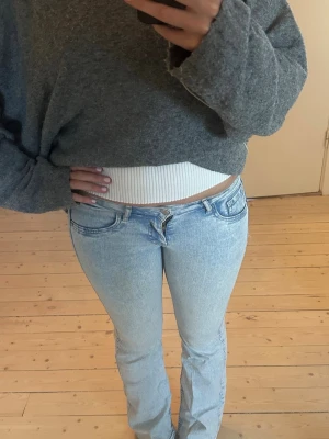 Lowwaist bootcut jeans  - Säljer ett par ljusblå bootcut jeans med låg midja 💕💕