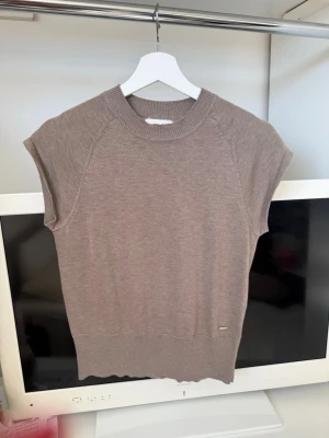 Beige/brun topp - Beige/brun stickad topp från Lindes Holly & Whyte storlek S🫶