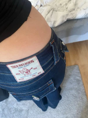 True religion  - Mörkblå true religion jeans i w23, dom är lite långa för mig och jag är 163cm så därför är dom slitna där nere men inget man tänker på, färgen har även farit bort litegrann på två ställen men syns inte så mycket. Har inte använt många gånger alls 🤗kan skicka fler bilder privat och kan även gå ner lite i pris 