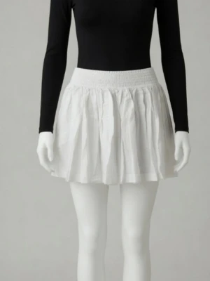 Vit kort kjol med stretchig bred resår i midjan, viskos, Strlk 36. Fint skick. - Vit kort kjol med bred mjuk resår med mycket stretch i midjan (jättebekvämt!). Material: Viskos. Strlk 36/SMALL. Fint skick. Helt felfri.