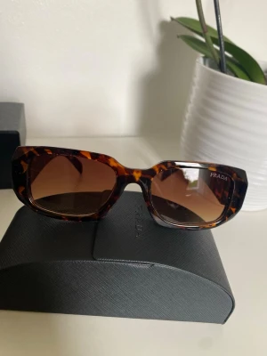 solglasögon brunmönstrade - Snygga solglasögon Perfekt för att lyfta din stil