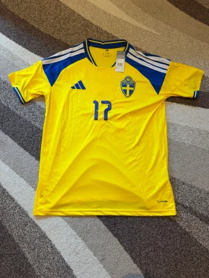 Sverige 2026 Hemmatröja  - Säljs av ICEKIT  Storlek: XL Namn + nummer: GYÖKERES #17 Badge: Ingen  Här kan du se tröjor i ICEKIT Outlet. Alla tröjor är helt nya och utan några problem. Du kan välja att köpa dem här eller direkt via vår hemsida.  Tröjorna finns tillgängliga hos ICEKIT på: https://www.icekit.se  Länk: https://www.icekit.se/collections/outlet