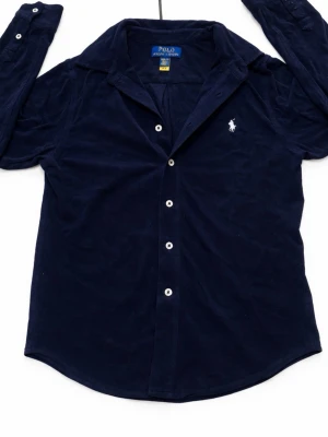 Ralph Lauren  - En fräsch RL skorta med storlek M. Inget fel på den sålde för den inte passar längre bara jag är 176cm o 60kg så skulle passa under det 