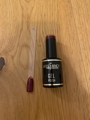 Miss Fancy Gel Polish Left You On Red - Snyggt gelnagellack från Miss Fancy i färgen 'Left You On Red', en djup röd nyans. Perfekt för dig som vill ha en elegant och trendig look. Kommer i klassisk rund flaska med svart och guld detaljer.