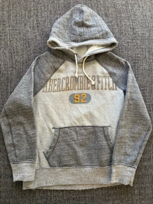 Abercrombie & Fitch hoodie ~ sällsynt  -  eftertraktad Abercrombie & Fitch hoodie i grå – sjukt sällsynt, stl S. Svår att hitta i så här fint skick.  • Storlek: S • Skick: Fint skick • Färg: Grå • Modell: Hoodie • Original & hög kvalitet Skriv vid intresse eller för snabb affär ✌️ Skickas inom 24h 📦