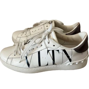 Valentino Garavani Skor - Valentino skor i storlek 39. Cond 7,5/10. Använda men i väldigt fint skick. Inget og. Mycket snygga o stilrena skor! Hör av dig vid minsta lilla fundering o för mer bilder. Nypris, 4999, Vårat pris, 1499!