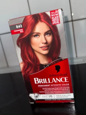 Röd färg till håret    - Röd hårfärg från Schwarzkopf Brillance i nyansen Cashmere Red (842). Ger en djup röd färg med glans och täcker grått hår. Innehåller hårvårdande conditioner som stärker håret och ger upp till 10 veckors färgintensitet.