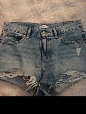 Jeansshorts  - Blåa jeansshorts från Gina i strl 36. Kom privat för fler bilder!