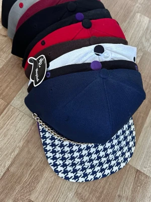 59fifty kepsar  - Säljer kepsar från 59fifty, gamla modeller. Knappast använda och vissa har fortfarande sin lapp kvar. En styck kostar 200kr. 