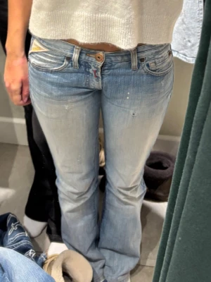 Ljusblå bootcut jeans från Replay!  - Säljer ett par ljusblå bootcut jeans från replay med låg midja och klassiska kontrastsömmar. Jeansen har fem fickor, knappgylf och en lätt sliten tvätt för en cool vintagekänsla. Påriktigt helt unika och de går knappt att hitta några likadana, säljer pga behov av pengar, storlek xs till S 