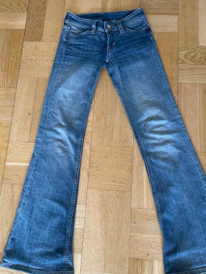 Blå bootcut jeans från Cheap monday - Säljer ett par blå bootcut jeans från Cheap monday. Ställ gärna frågor vid funderingar🤗👍