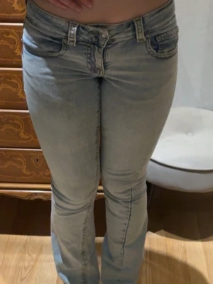 Ljusblå bootcut jeans från Gina - Snygga ljusblå bootcut jeans från Gina. Längden passar för de som är 163-170