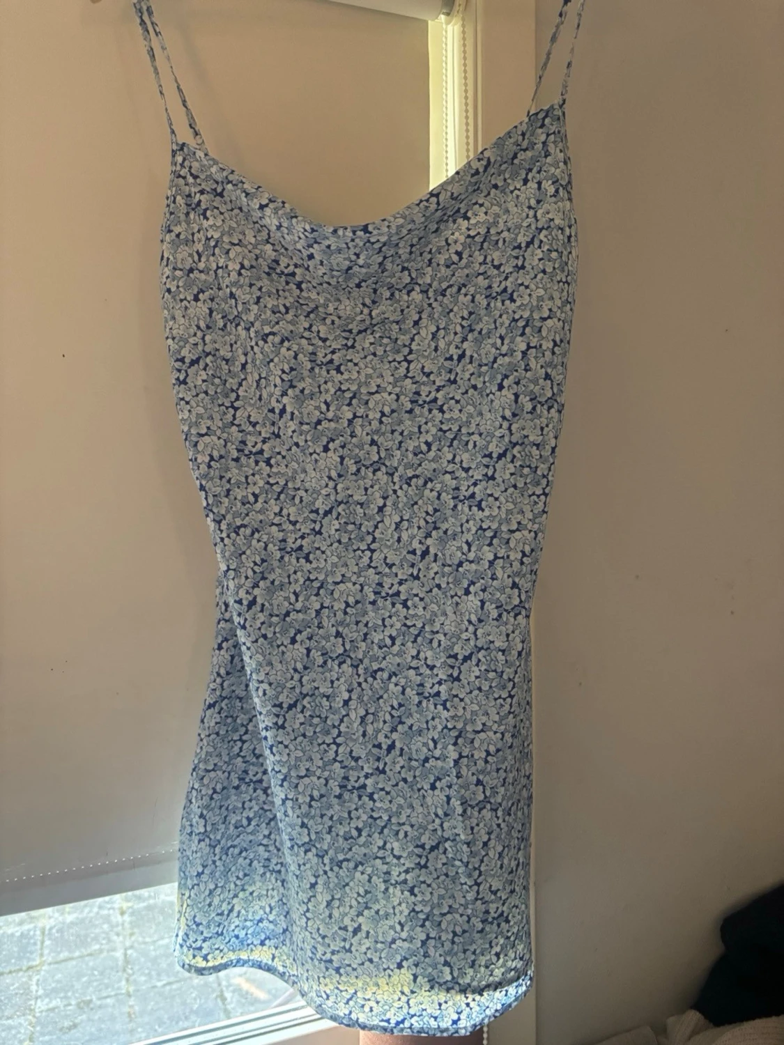 Blommig blå kortklänning med smala band - 1