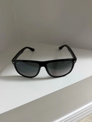 Rayban boyfriend  - Sprillans nya raybans! Bästa investeringen passar till alla årstider! Modell 4147 601/32! Storlek:56! Vid minsta fundering kontakta mig✔️